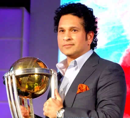 Sachin Tendulkar holding the Cricket World Cup trophy at a 2015 event